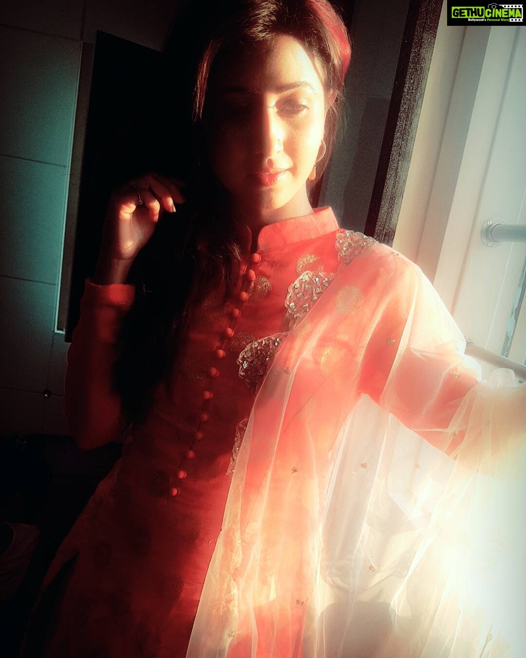 Sana Amin Sheikh Instagram - #weddings #surat Outfit by @kalkifashions Styled by @sanjanavijan @slashproductions Managed by @slashproductions @moushumibanerji @nik446 12.2.17