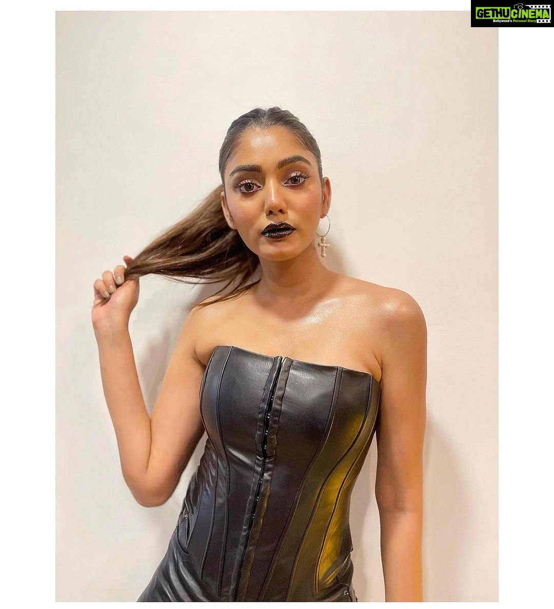 Sana Makbul Instagram - Happy 🎃 #halloween Makeup & hair @cashmakeupartistry