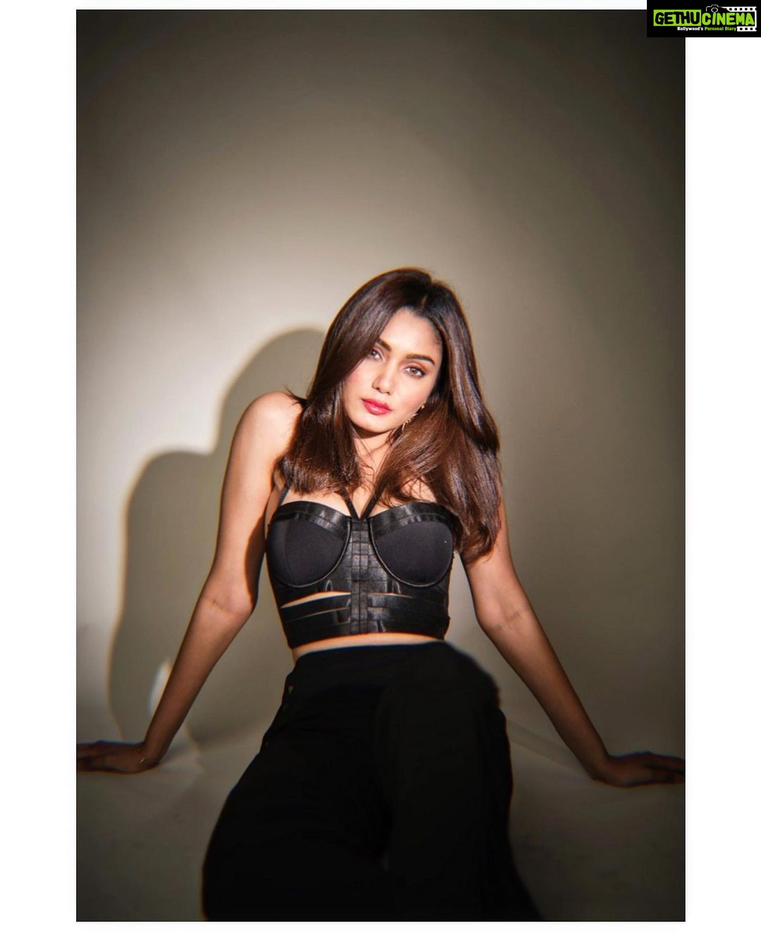 Sana Makbul Instagram - When I see you looking at me 👽