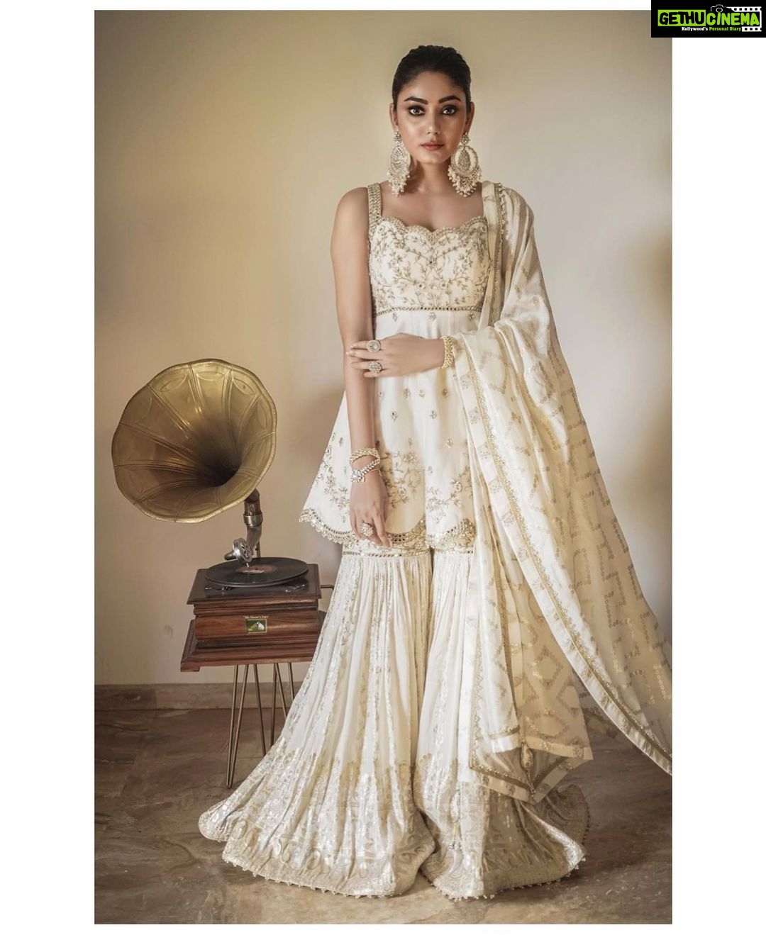 Sana Makbul Instagram - ⏳ 📸 @rahul.singh.143 @orionmedia.in Outfit @jiyabyveerdesignstudio Jewelry @meraki.mumbai Make up @makeupartisthudagilani Hair @nilamkanojia Stylist @stylebysaachivj Team @sanzimehta777 @nehha_o @styledbynikinagada