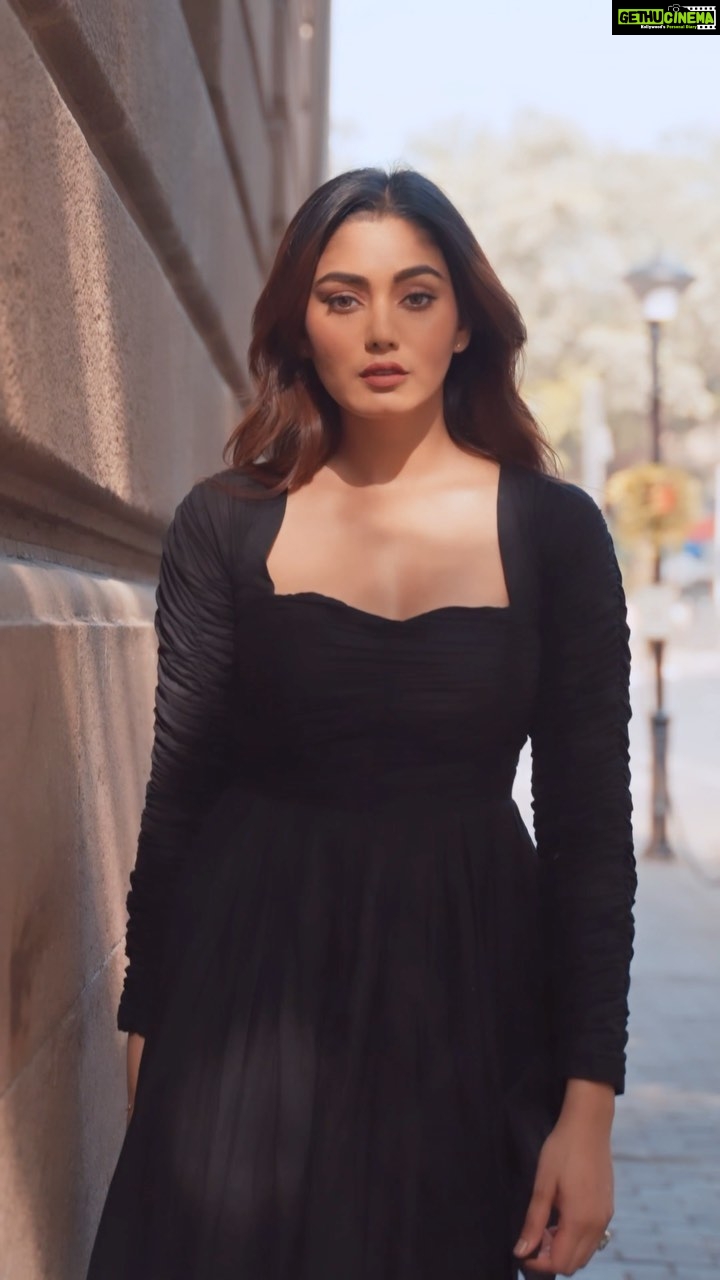 Sana Makbul Instagram - Well , just like a loaded gun 🔫 Shot and edited by @areesz Styled by- @ananyaarora2013 Assisted by @shilpasrivastava27 @kiranthapar Outfit @ananyaarora.label #Reels#trending#instamoods#reelitfeelit