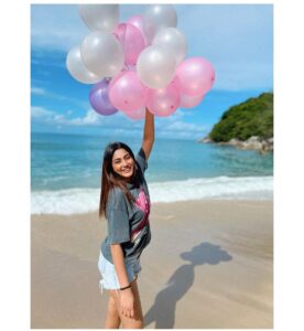 Sana Makbul Instagram - Birthdays are special, be happy, cherish the year and Welcome the new age😍 Thank you so much lovely people for your b’day wishes & blessings ❤️🤗😇 #happytotome#birthdaygirl