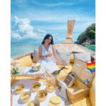 Sana Makbul Instagram - Happy happiest to me 🎈 A birthday well spent , with laughter , good food , music, swim in the ocean , And a nice picnic packed 😍 #birthdaygirl#boatandbeyond#instagram Thank you 🙏🏼 #gratefull