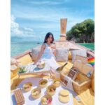 Sana Makbul Instagram - Happy happiest to me 🎈 A birthday well spent , with laughter , good food , music, swim in the ocean , And a nice picnic packed 😍 #birthdaygirl#boatandbeyond#instagram Thank you 🙏🏼 #gratefull