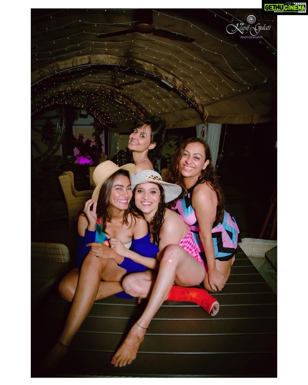 Sana Makbul Instagram - Hey pretty ladies 🥰 Pact for life “ keep smiling / laughing as always “ @mishthi_tyagi @lokhandeankita @ashitadhawan #2022