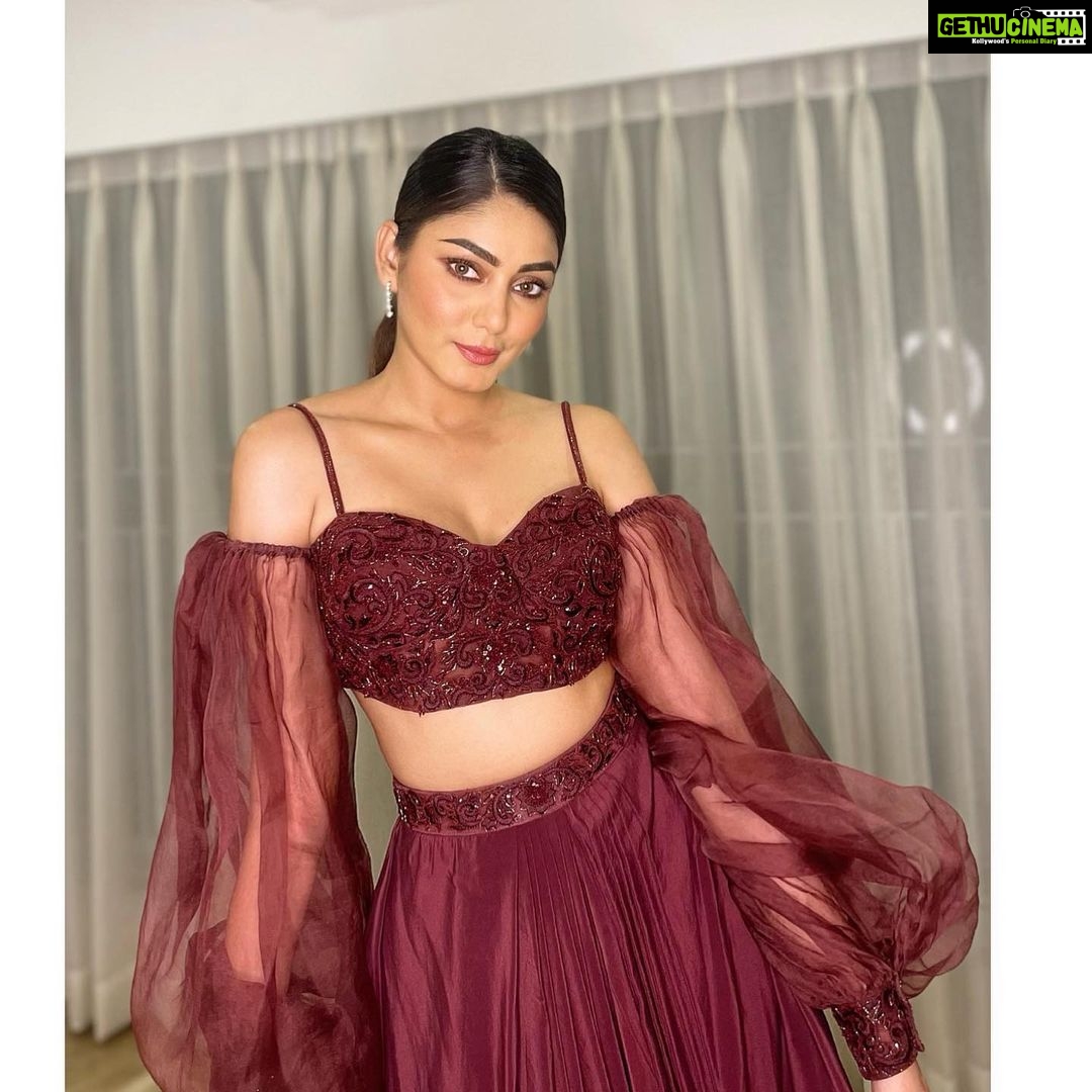 Sana Makbul Instagram - 🍁#lastnight Outfit @worldofasra Jewellery @the_jewel_gallery 👗 @styledbysujata