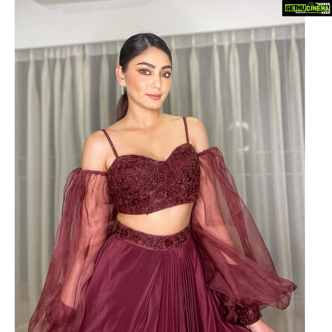 Sana Makbul Instagram - 🍁#lastnight Outfit @worldofasra Jewellery @the_jewel_gallery 👗 @styledbysujata