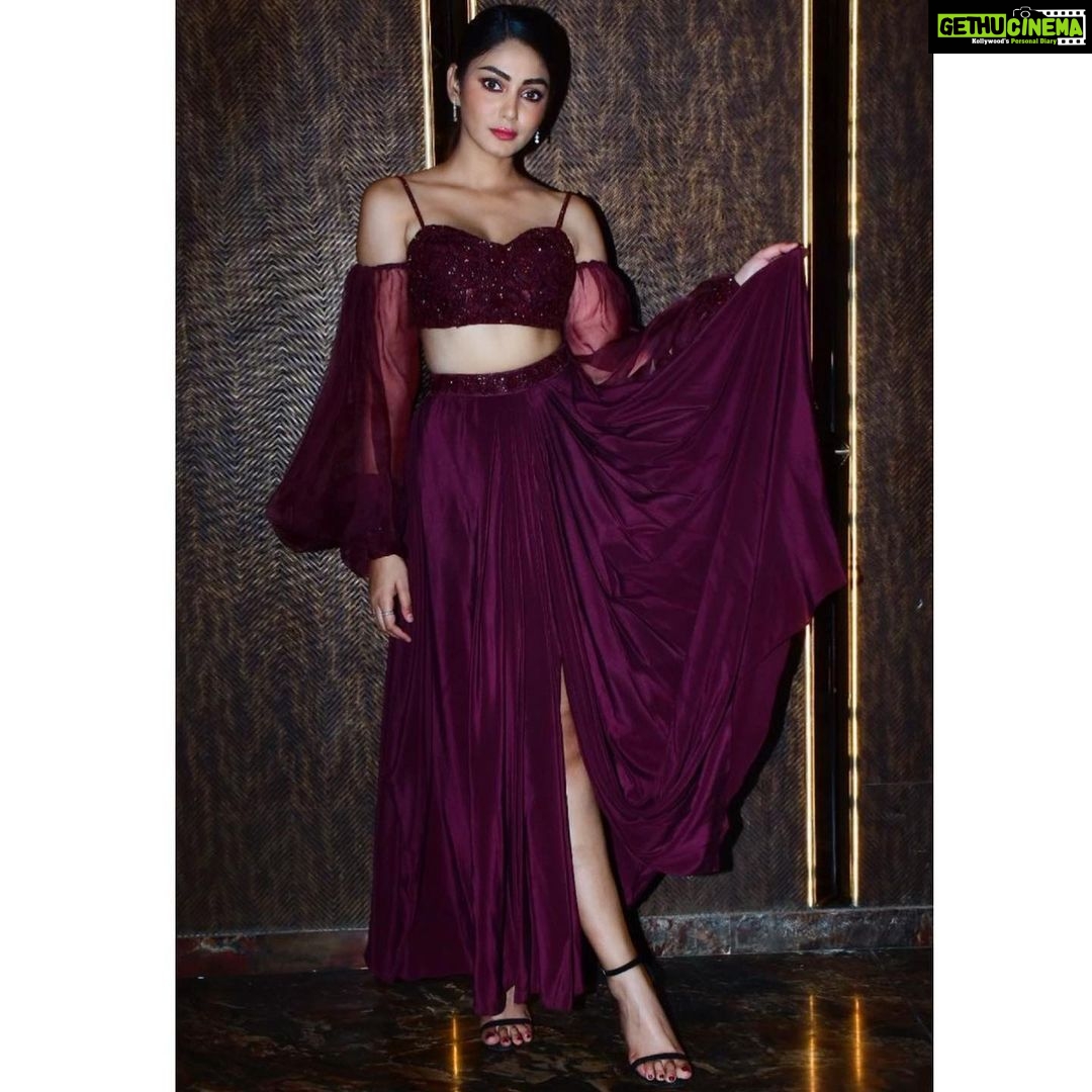 Sana Makbul Instagram - 🍁#lastnight Outfit @worldofasra Jewellery @the_jewel_gallery 👗 @styledbysujata