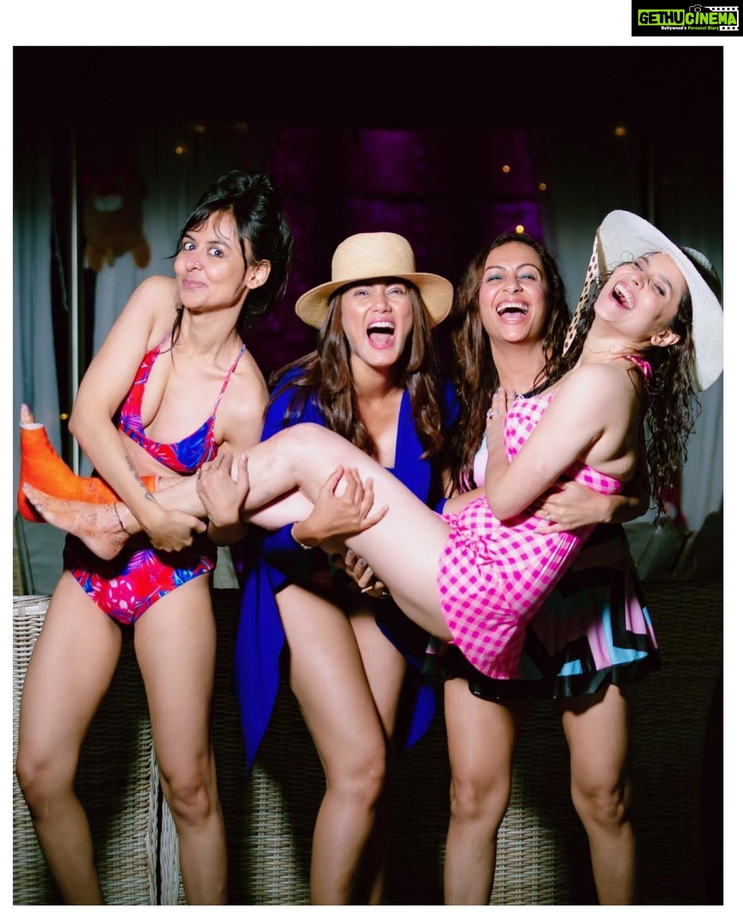 Sana Makbul Instagram - Hey pretty ladies 🥰 Pact for life “ keep smiling / laughing as always “ @mishthi_tyagi @lokhandeankita @ashitadhawan #2022