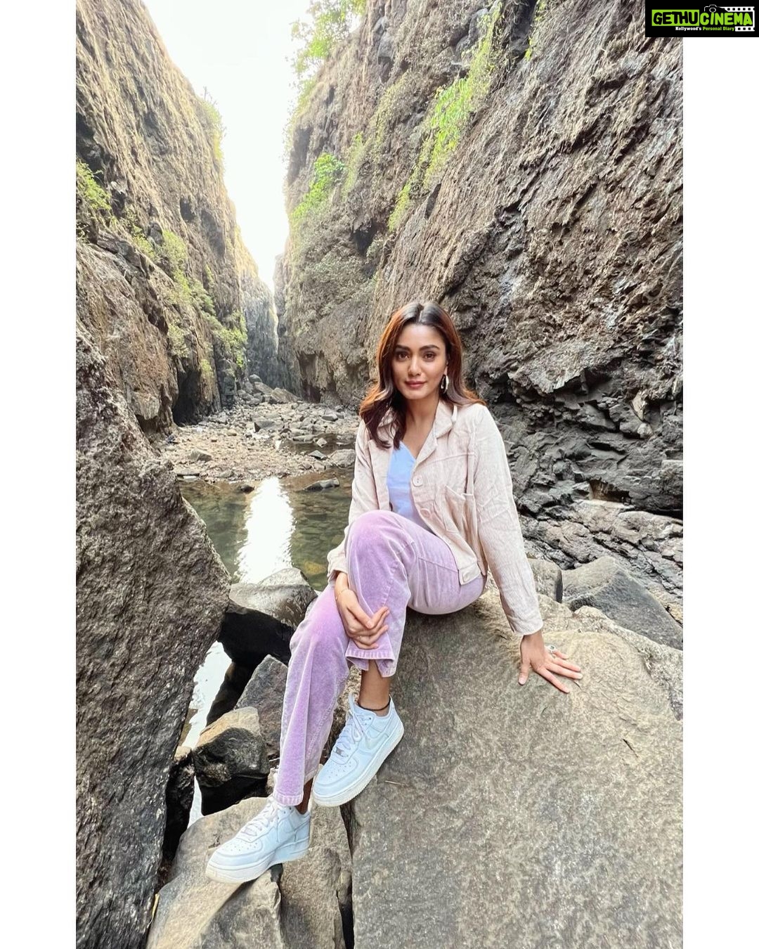 Sana Makbul Instagram - So it’s called “ Valley of shadows “ @maharashtratourismofficial #maharashtratourism#maharashtra#exploretheunexplored Sandhan Valley