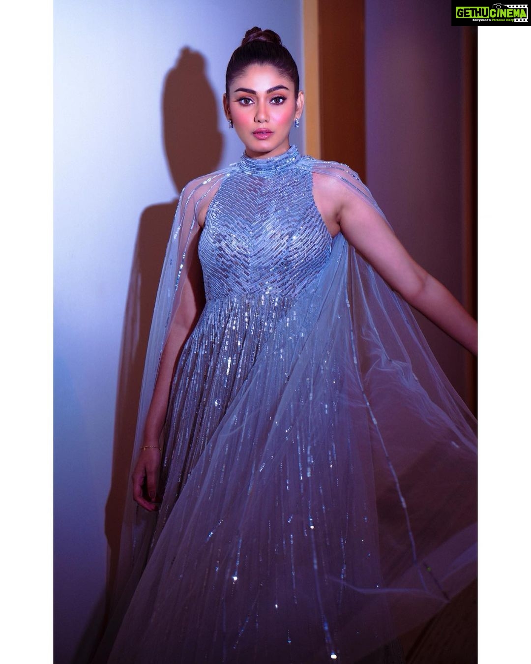Sana Makbul Instagram - Doll Vibes π Outfit @megha_and_jigar PR @dinky_nirh Jewellery @golecha_jewels Make up & hair @simmi.mua Style by @stylebysaachivj Photographer @smileplease_25 #anvikikahaani#glam#trend#redcarpet#instapic#instashine