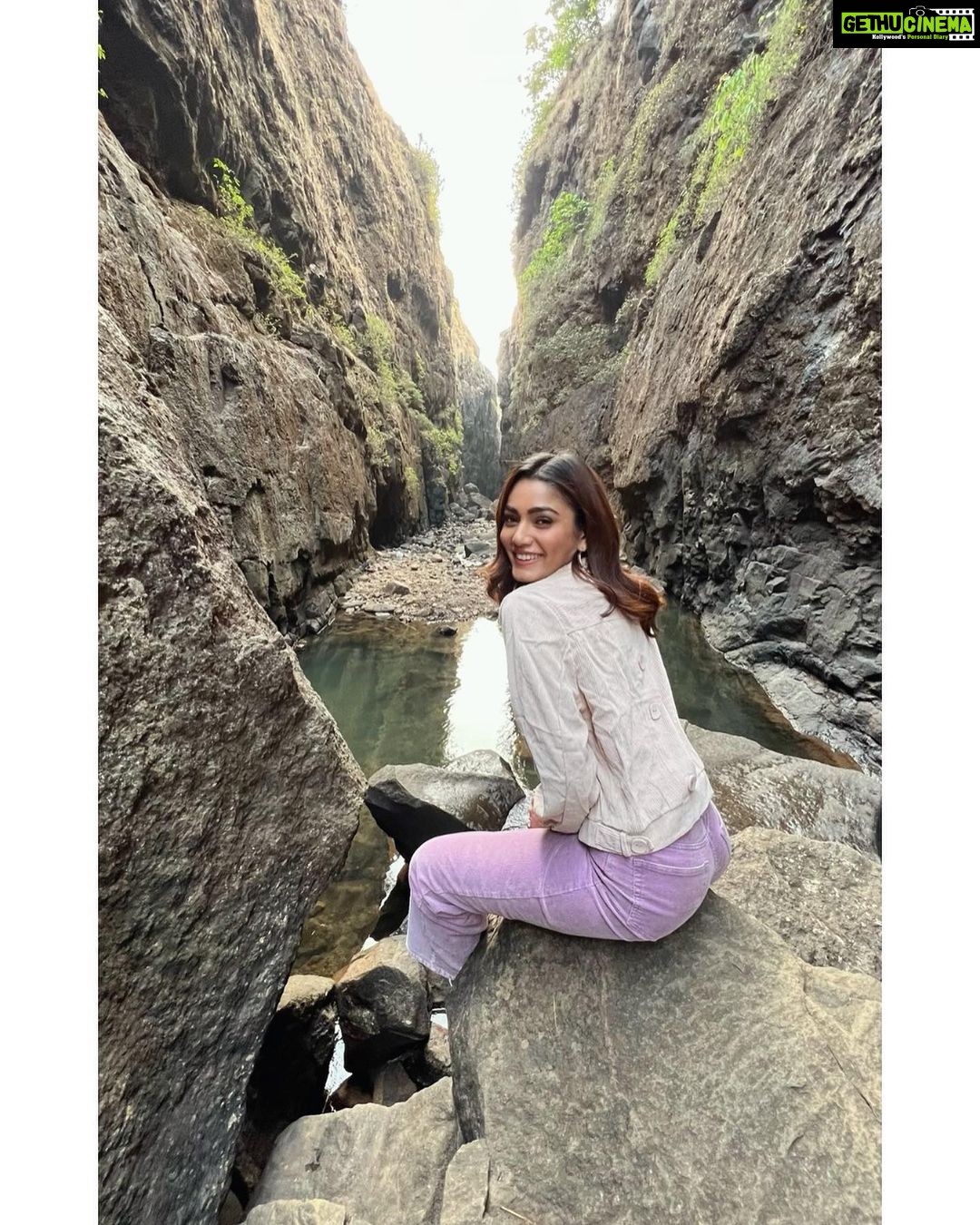 Sana Makbul Instagram - So it’s called “ Valley of shadows “ @maharashtratourismofficial #maharashtratourism#maharashtra#exploretheunexplored Sandhan Valley
