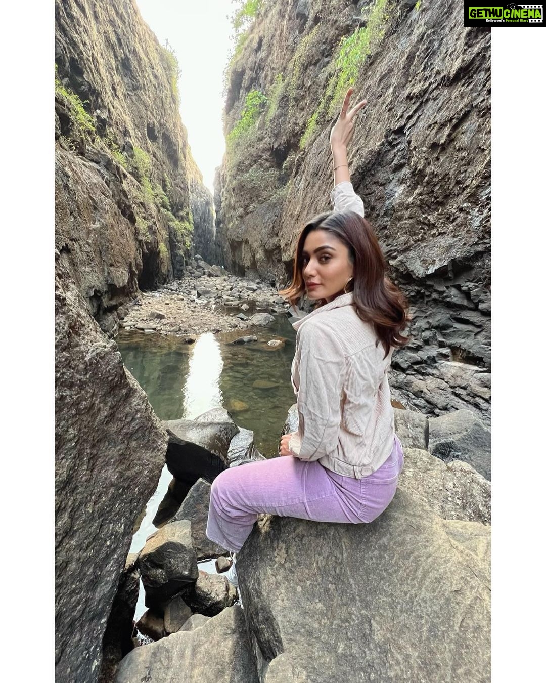 Sana Makbul Instagram - So it’s called “ Valley of shadows “ @maharashtratourismofficial #maharashtratourism#maharashtra#exploretheunexplored Sandhan Valley