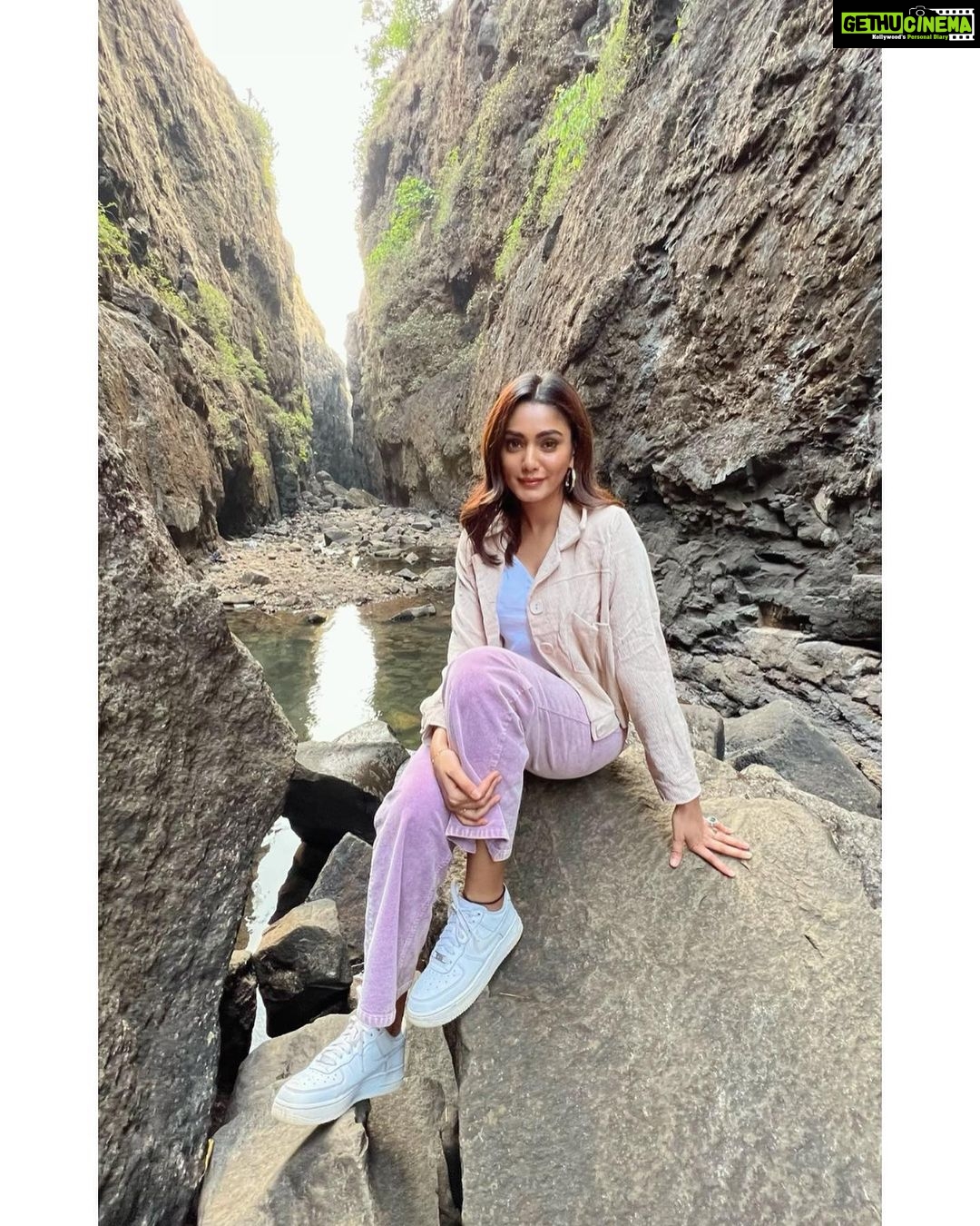 Sana Makbul Instagram - So it’s called “ Valley of shadows “ @maharashtratourismofficial #maharashtratourism#maharashtra#exploretheunexplored Sandhan Valley