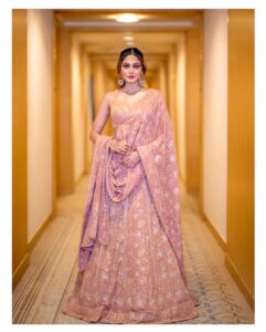 Sana Makbul Instagram - Wearing an invisible 👑 Outfit @bindaniofficial Jewellery @golecha_jewels Styled by @stylebysaachivj Assisted by @sanzimehta777 Make up @glittersbyhema Photographer @propixer #anvikikahaani#dressup#queenvibes#instapic#instagram