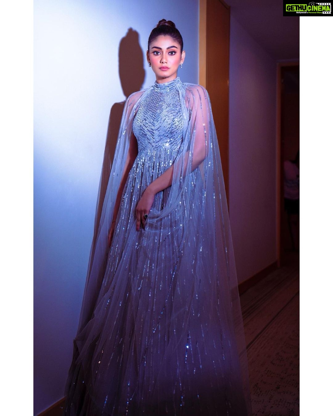 Sana Makbul Instagram - Doll Vibes π Outfit @megha_and_jigar PR @dinky_nirh Jewellery @golecha_jewels Make up & hair @simmi.mua Style by @stylebysaachivj Photographer @smileplease_25 #anvikikahaani#glam#trend#redcarpet#instapic#instashine