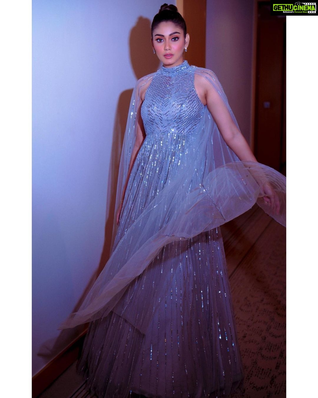 Sana Makbul Instagram - Doll Vibes π Outfit @megha_and_jigar PR @dinky_nirh Jewellery @golecha_jewels Make up & hair @simmi.mua Style by @stylebysaachivj Photographer @smileplease_25 #anvikikahaani#glam#trend#redcarpet#instapic#instashine