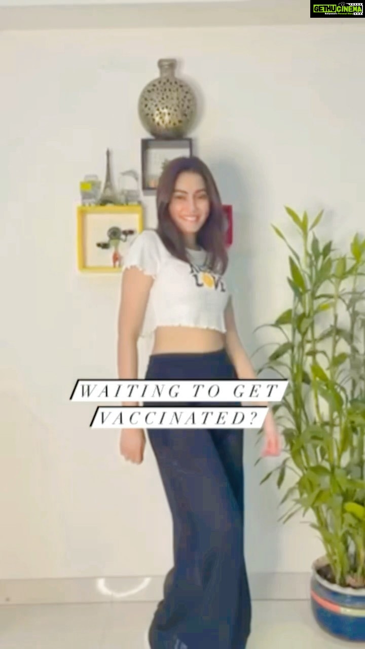 Sana Makbul Instagram - Credits for the smile on my face & happy groove go to @Medibuddyapp! 💁🏻♀️ They have the biggest #HealthPeWealth sale going on right now wherein all of y’all can get your vaccine shot at just ₹699!! Download the app now to know more & let’s get grooving💃🏻 #Medibuddy #ad #sale #health #reels#reelkarofeelkaro#instagramreels