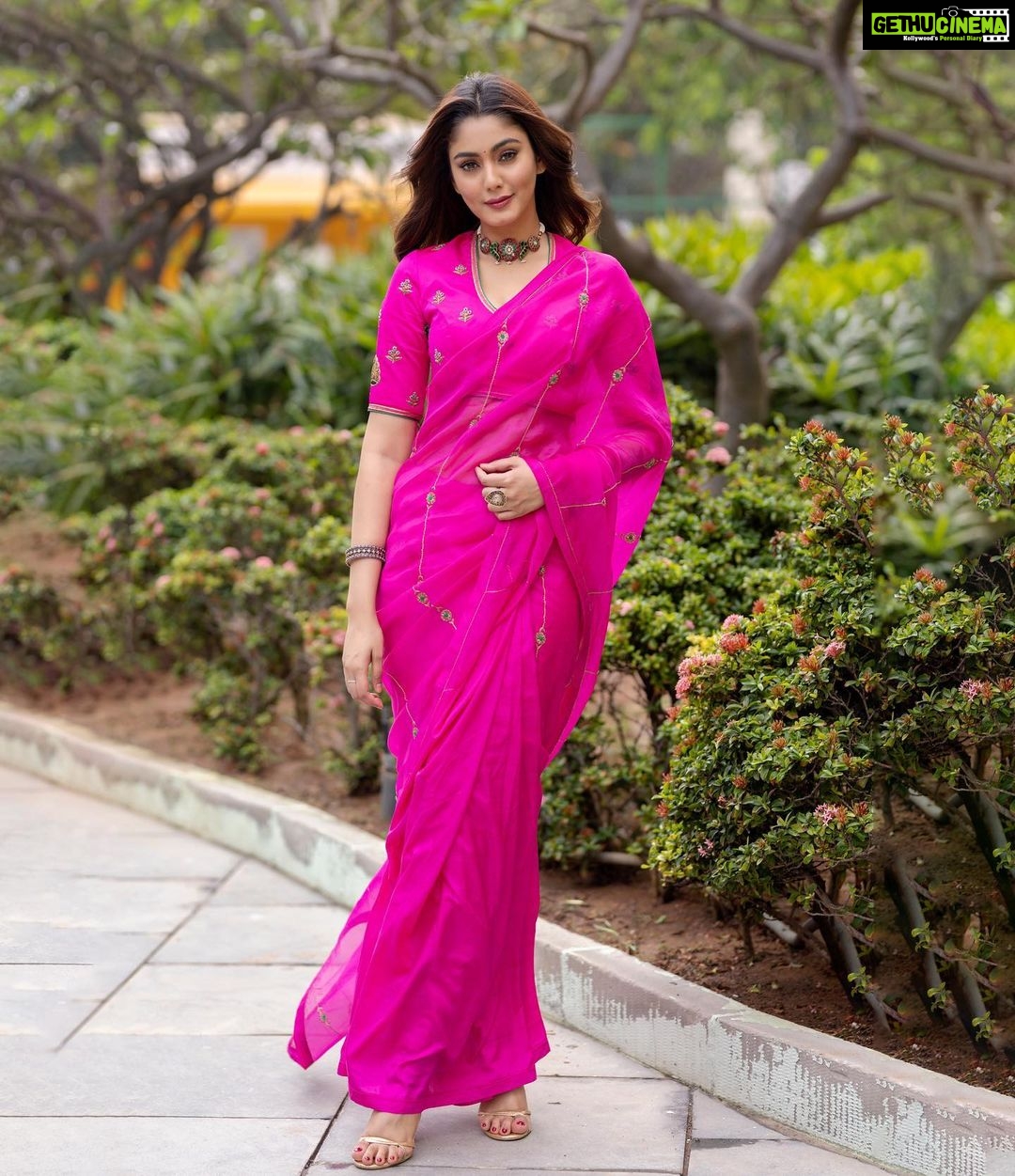 Sana Makbul Instagram - #kaadhalconditionsapply 📸 @kiransaphotography Outfit @raw_mango Jewellery @sangeetaboochra Styled by @stylebysaachivj Team @styledbynikinagda @sanzimehta777
