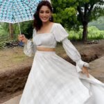 Sana Makbul Instagram - Kithe chaliye 🤔🤷🏻‍♀️ #reels#reelitfeelit#reelsinstagram#trendingnow#favouritesong#flavorsofme Outfit: @saltznsandofficial Accessories @azotiique Styled by: @stylebysaachivj Assisted by: @styledbynikinagda @nehha_o