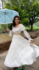 Sana Makbul Instagram - Kithe chaliye 🤔🤷🏻‍♀️ #reels#reelitfeelit#reelsinstagram#trendingnow#favouritesong#flavorsofme Outfit: @saltznsandofficial Accessories @azotiique Styled by: @stylebysaachivj Assisted by: @styledbynikinagda @nehha_o