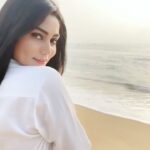 Sana Makbul Instagram - Catch me by the sea 🌊 Shot by @kiransaphotography #sealover#reels#reelkarofeelkaro