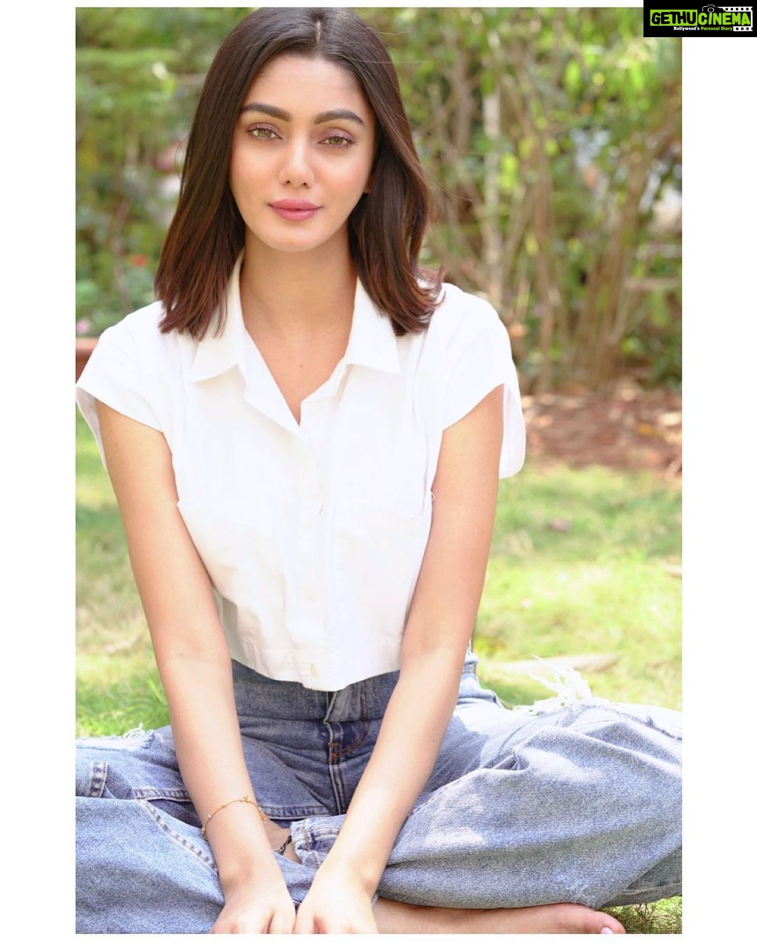 Sana Makbul Instagram - तुम को देखा तो ये खयाल आया 🥰 ….