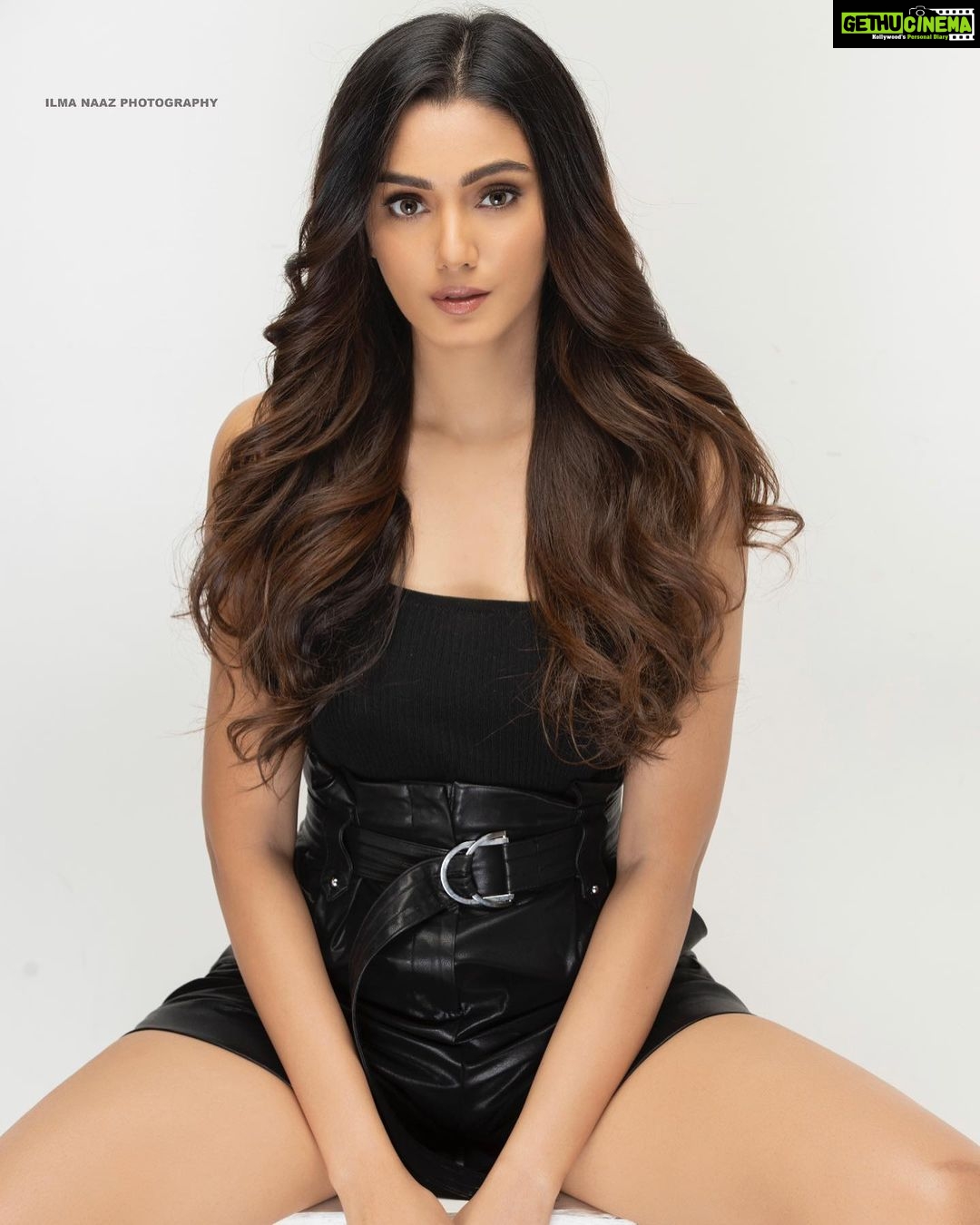Sana Makbul Instagram - Yayyy made it to “21 Dynamic Women’s list” 😍😇@perfectwomanpublication . As I defined dignity & strength. Happy to be a part of Perfect woman magazine Photograph by @ilmanaazphotography1 Makeup&hair @makeup_asfaque @perfectwomanmagazine @perfectwomanpublication @perfectwomandigitalmagazine @drkhooshigurubhai #editor @gurubhaithakkar #md @dr.geetsthakkar @soapboxprelations Credits Designed by @chandreshgurubhaithakkar #perfectwomanteam #perfectwomanmagazine @maddygurubhai Thank you @soapboxprelations @sinhavantika #dynamicedition#perfectwoman#august#magazinecover#slay#womenpower