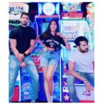 Sana Makbul Instagram – Gaming thugs 🕹 @varunsood12 & @vishalsingh713 y so serious 🧐
#kidsingamingzone The Game Palacio