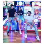 Sana Makbul Instagram – Gaming thugs 🕹 @varunsood12 & @vishalsingh713 y so serious 🧐
#kidsingamingzone The Game Palacio