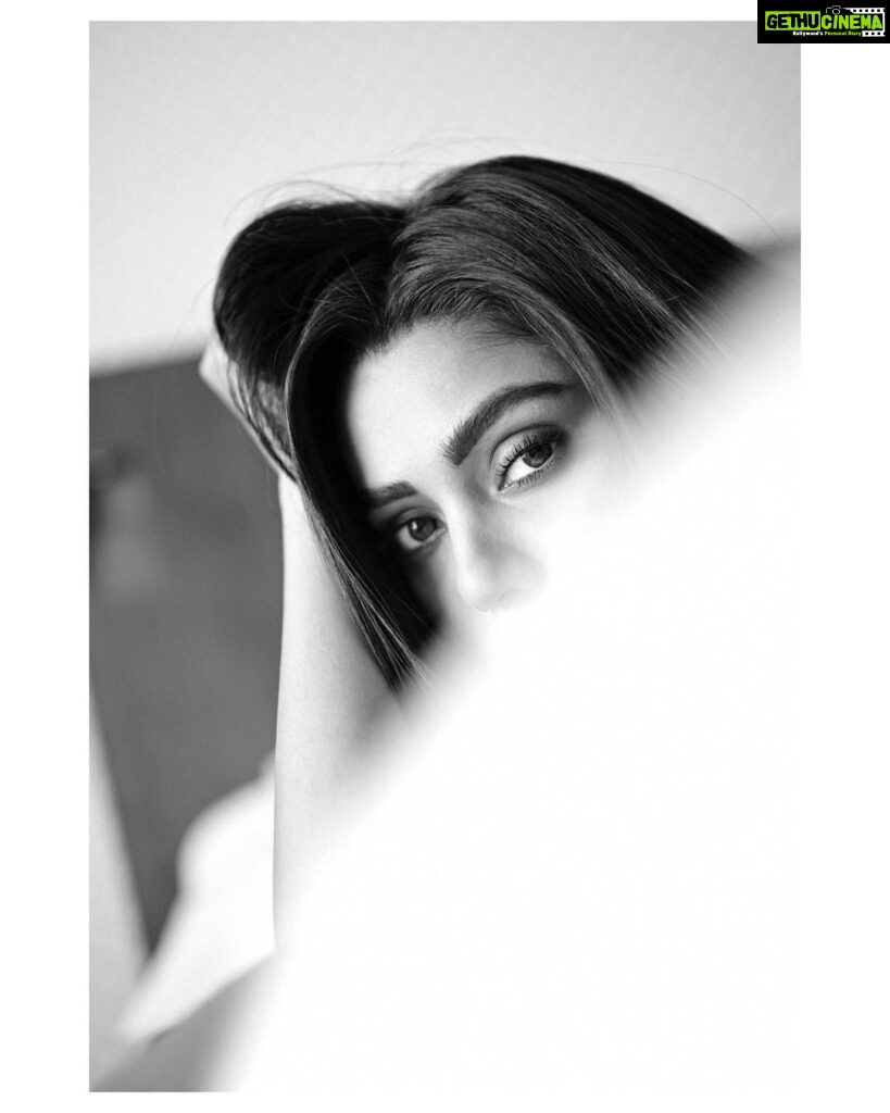 Sana Makbul Instagram - Only if he could read my eyes…. 😻 #monochromephotography#black&white#mood#eyescantalk
