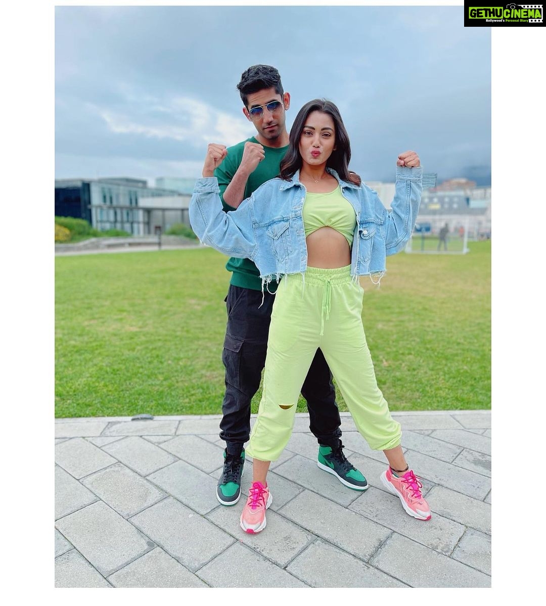 Sana Makbul Instagram - Dear V, @varunsood12 I believe you know this bout you “you are magnificent as a person, kind ,humble & many more qualities to add on” but also that you are a very very good friend who understand silence in friendship (multiple emotions) . Thank you for that unsaid silence that bought smile , support & motivation ❤️ #friendforlife#friends#kkk#southafrica #capetown#brownmunde#friendship#alettertoyou Battery Park, V&A Waterfront