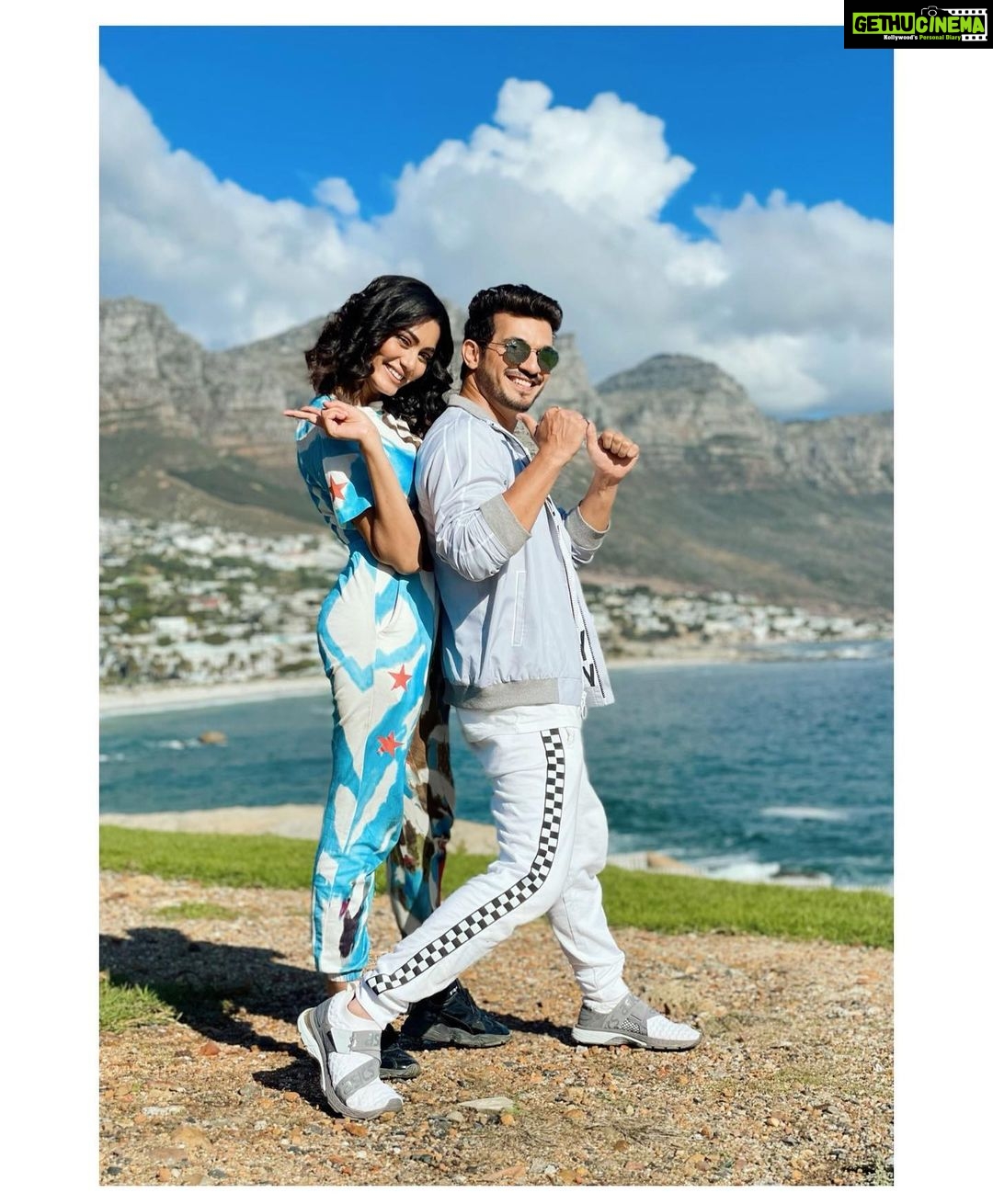 Sana Makbul Instagram - Tere peeche main , mere peeche kaun 🤪🤣 . P.s - mask were out only for the picture. . @arjunbijlani ✨ . . #kkk11 #khatronkekhiladi #capetown #funtimes #shootlife #funbetweenshoot #maskup