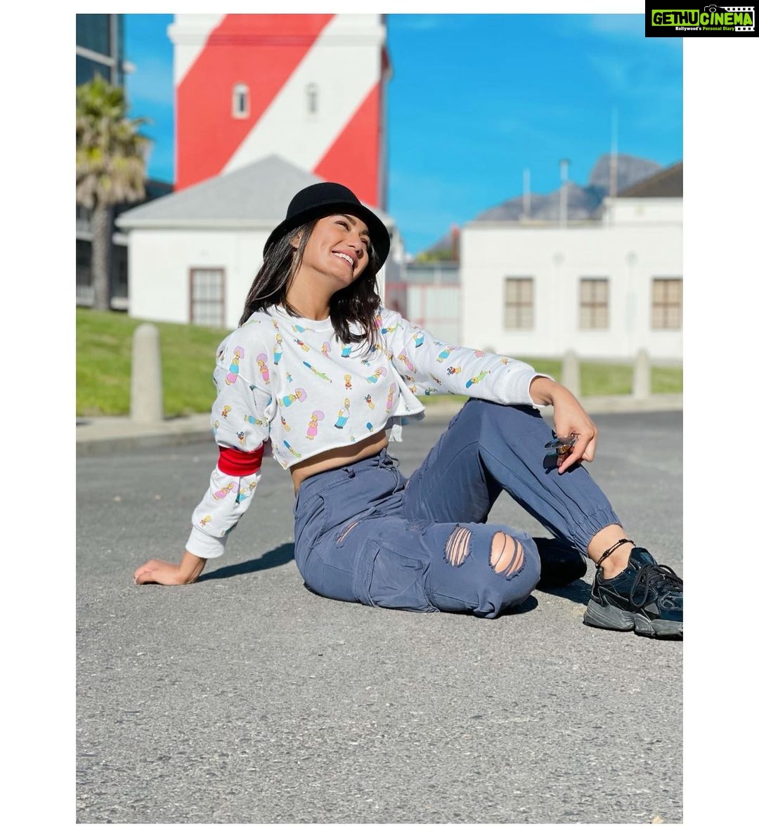 Sana Makbul Instagram - Smile to add colors , to paint happiness, to increase the light around you ! #Staypositive#Stayhappy Sea Point, Western Cape, South Africa
