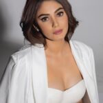 Sana Makbul Instagram - Too good for you ✌🏼 📸 - @ilmanaazphotography1 💄- @makeoverbysejalthakkar Stylist - @purvabansal5 👗- @laxmikrishnaofficial