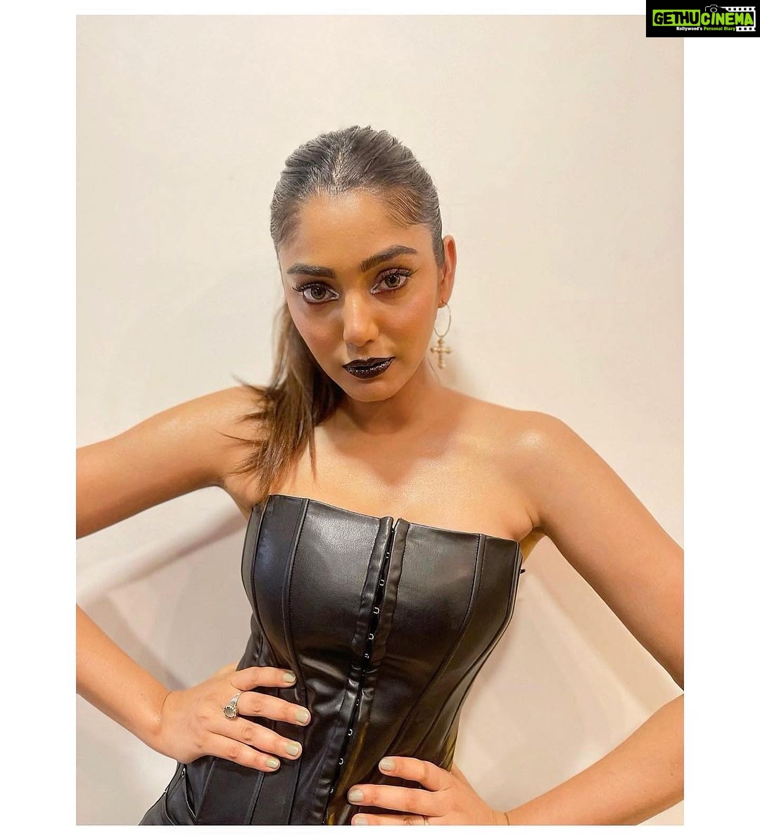 Sana Makbul Instagram - Happy 🎃 #halloween Makeup & hair @cashmakeupartistry