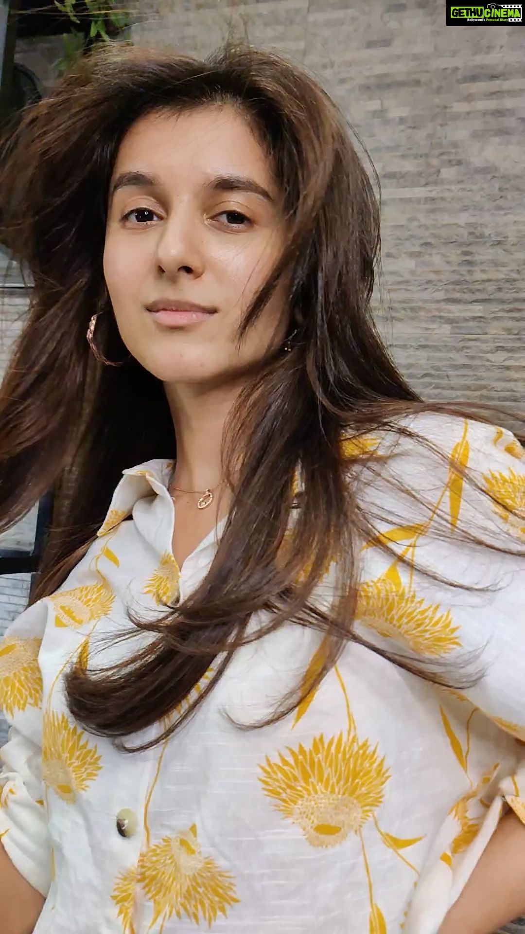 Sanjana Sarathy Instagram - The hair color magician strikes again @devsakthivel š¤©. It insisted we do dramatic hair slo-mos @vishnuvirgo thanks for the assist šøš¶ . . . #haircolor #hairstyles #hairstyle #sanjanasarathy #vibe #instareels #instalove #vibe #positive