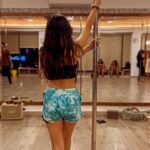 Sanjana Sarathy Instagram - The bruises were worth it. Thank you @zakwanaa you were incredible, it was such an experience learning from you 😍 . . 📸 : @keerti_gandhi knows all the right angles 😉 . . #poledancer #poledancer #poledancing #pole #sanjanasarathy #dance #poleart #instagood #instareels #instagram