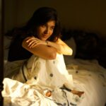 Sanjana Sarathy Instagram - Sanjana ✨ Production House - @artventurefilmsind Direction - @aadhavkannadhasan In Frame - @sanjana.sarathy Cinematography & Grading - @gowtham__rajendran Editing - @editorkarthik Styling - @navadevi.rajkumar Clothing - @theurbandoe Hair - @durga_hair_stylist Location - @Miththam #sanjanasarathy #saree #maniratnamfan #movies #cinema #iruvar #arrahman #iruvarmusic #unnodunaanirunthaovvorunodiyilum #sonyalpha #kollywood #ilayathapathysis #thuppakkisis #artventurefilms #reelsoninstagram #cinematographersworld
