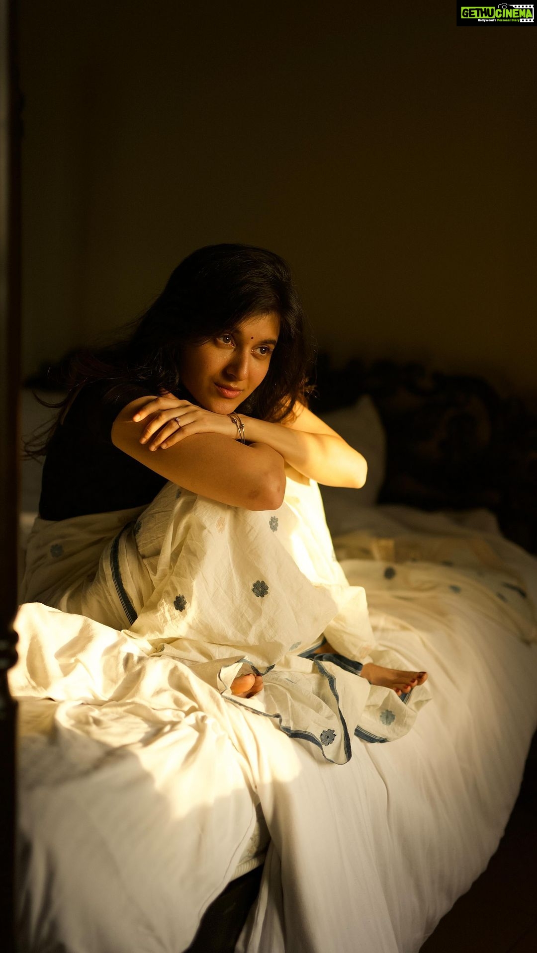 Sanjana Sarathy Instagram - Sanjana ✨ Production House - @artventurefilmsind Direction - @aadhavkannadhasan In Frame - @sanjana.sarathy Cinematography & Grading - @gowtham__rajendran Editing - @editorkarthik Styling - @navadevi.rajkumar Clothing - @theurbandoe Hair - @durga_hair_stylist Location - @Miththam #sanjanasarathy #saree #maniratnamfan #movies #cinema #iruvar #arrahman #iruvarmusic #unnodunaanirunthaovvorunodiyilum #sonyalpha #kollywood #ilayathapathysis #thuppakkisis #artventurefilms #reelsoninstagram #cinematographersworld