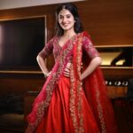 Sanjana Sarathy Instagram - SAMEENAS "CHEMBARATHI FALL 2022 Collection" featured at The Madras Couture Fashion Week Season 7. Featuring Our Show Stopper the beautiful @sanjana.sarathy . Makeup : @anushyaa_mua Hair : @puii_c_ammy Drape : @nisha_bridalhairstylist Jewellery: @jcsjewelcreations @aaranyarentaljewellery Videography: @shotsbyyoga Team : @andreaharshalarajkumar_ Event : @jupitersevents @satishjupiters Choreographer: @faheemrockstar