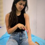 Sanjana Sarathy Instagram - Been going to @twopointzero.in for a while now, and it’s unfortunate that sometimes we grow hair like a forest 🤯. But thanks to @twopointzero.in, my hair growth has become way less dense 😍. Say bye to razors and say hello to painless laser hair removal. . . Thank you @vasanthrajguru & team for always been the sweetest with your care and treatment- @limesodapopup 💕 . . #laserhairremoval #glowup #treatment #selfcare