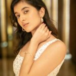Sanjana Sarathy Instagram - “Finessin . . . Designed / outfit : @razak_creations . Photographed : @arunprasath_photography . Make up : @divyadilipartistry . Hair : @moni_hairandmua . Jewelry : @thechokersstore . . #slay #sanjanasarathy #white #gold #shine #sassy #positivevibes #positivity #photography #photo
