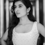 Sanjana Sarathy Instagram - Just ‘Out here drippin in finesse for a change 👠 . . . . Designed / outfit : @razak_creations . Photographed : @arunprasath_photography . Make up : @divyadilipartistry . Hair : @moni_hairandmua . Jewelry : @thechokersstore . . #slay #sanjanasarathy #white #gold #shine #sassy #positivevibes #positivity #photo