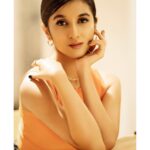Sanjana Sarathy Instagram - Okay so listen. Mismatched S2 is outt tomorroww one day to go ahhhhh 🧡, @netflix_in . Styled by: @inirahk Photographed by : @snehasish.photo Make up : @nidafarooquii Hair : @hridadeepakmakeupandhair Assisted by : @farah_kadkotra . . #mismatchedseason2 #netflix #comingsoon #denim #positivevibes #sanjanasarathy