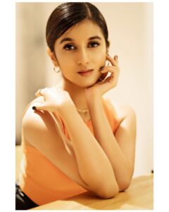 Sanjana Sarathy Instagram - Okay so listen. Mismatched S2 is outt tomorroww one day to go ahhhhh 🧡, @netflix_in 
.

Styled by:  @inirahk 
Photographed by : @snehasish.photo 
Make up : @nidafarooquii 
Hair : @hridadeepakmakeupandhair 
Assisted by : @farah_kadkotra 
.
.
#mismatchedseason2 #netflix #comingsoon #denim #positivevibes #sanjanasarathy