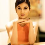 Sanjana Sarathy Instagram - Okay so listen. Mismatched S2 is outt tomorroww one day to go ahhhhh 🧡, @netflix_in . Styled by: @inirahk Photographed by : @snehasish.photo Make up : @nidafarooquii Hair : @hridadeepakmakeupandhair Assisted by : @farah_kadkotra . . #mismatchedseason2 #netflix #comingsoon #denim #positivevibes #sanjanasarathy