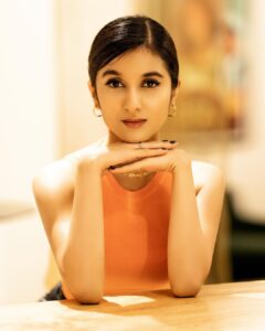 Sanjana Sarathy Instagram - Okay so listen. Mismatched S2 is outt tomorroww one day to go ahhhhh 🧡, @netflix_in 
.

Styled by:  @inirahk 
Photographed by : @snehasish.photo 
Make up : @nidafarooquii 
Hair : @hridadeepakmakeupandhair 
Assisted by : @farah_kadkotra 
.
.
#mismatchedseason2 #netflix #comingsoon #denim #positivevibes #sanjanasarathy