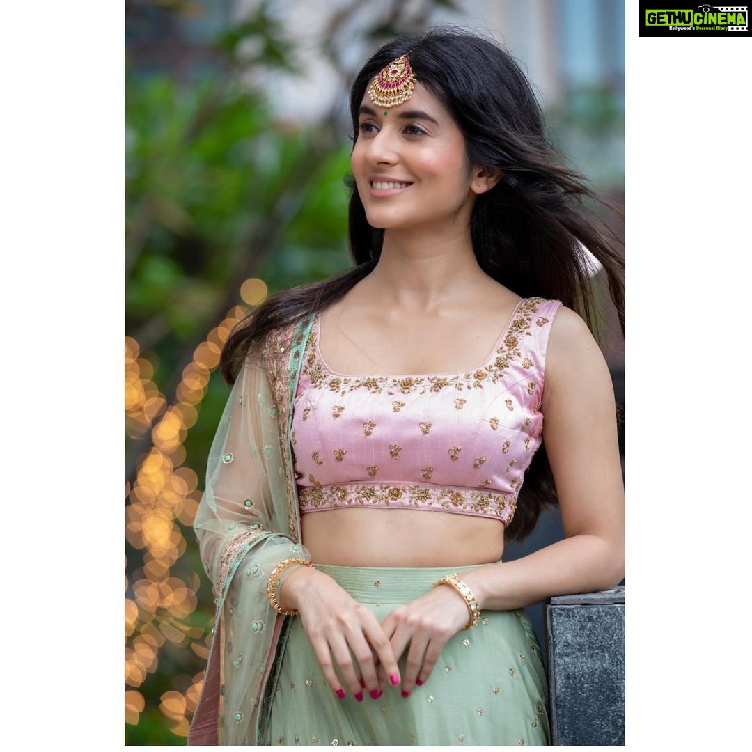 Sanjana Sarathy Instagram - 💗 . . 📸 : @arunprasath_photography 👗: @sameenasofficial ( the prettiest lehenga 🥹) Mua/Hair : @puii_c_ammy .Jewellery : @tandjboutique . #pink #lehenga #function #sanjanasarathy #instagood #insta #daylight #sunshine #pastel #positivity #positivevibes 🧿