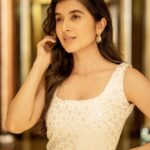 Sanjana Sarathy Instagram - “Finessin . . . Designed / outfit : @razak_creations . Photographed : @arunprasath_photography . Make up : @divyadilipartistry . Hair : @moni_hairandmua . Jewelry : @thechokersstore . . #slay #sanjanasarathy #white #gold #shine #sassy #positivevibes #positivity #photography #photo